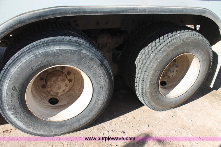 image for item J1319 2006 International 7300 bucket truck