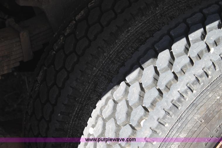 image for item J1319 2006 International 7300 bucket truck