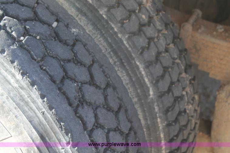 image for item J1319 2006 International 7300 bucket truck