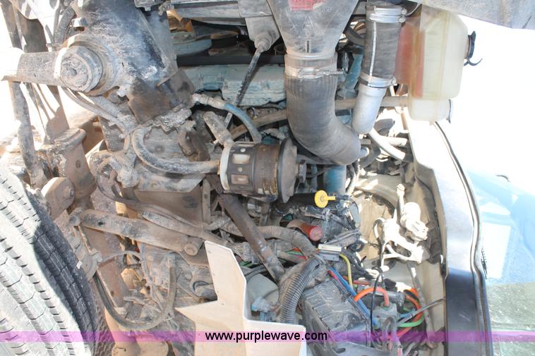 image for item J1319 2006 International 7300 bucket truck