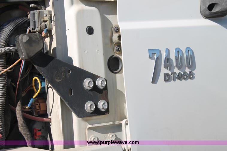 image for item J1319 2006 International 7300 bucket truck