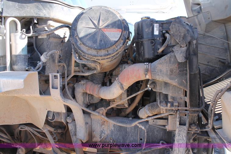 image for item J1319 2006 International 7300 bucket truck