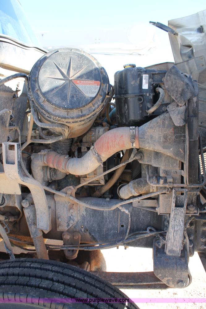 image for item J1319 2006 International 7300 bucket truck