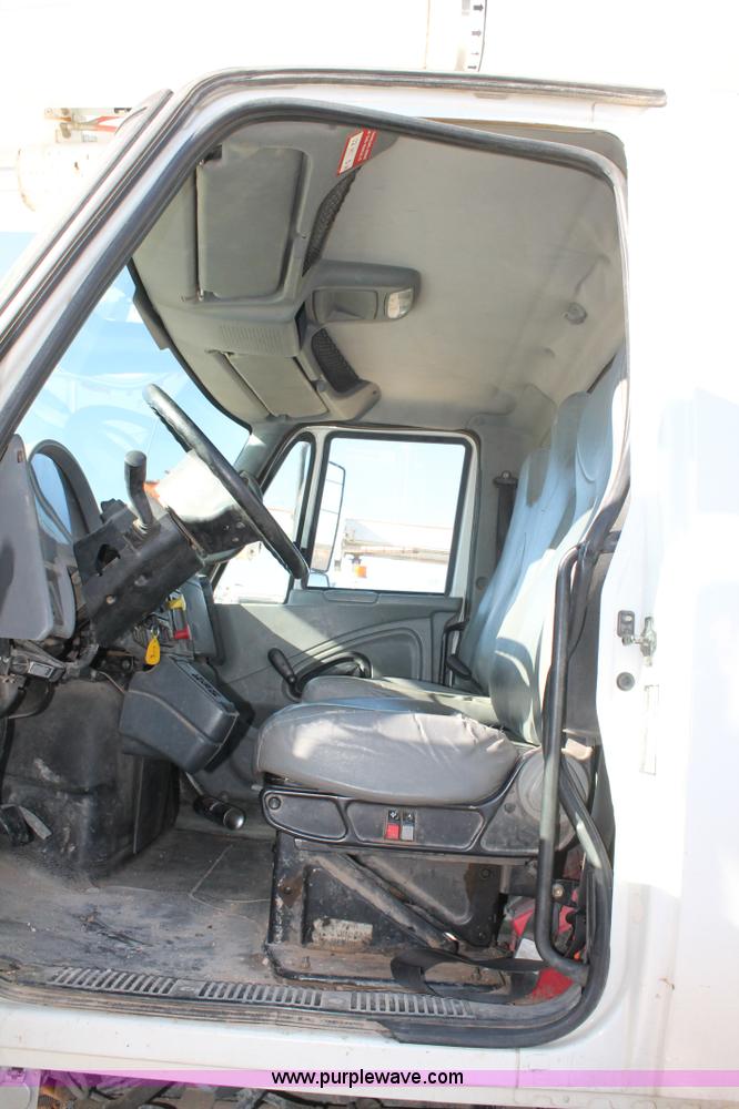 image for item J1319 2006 International 7300 bucket truck