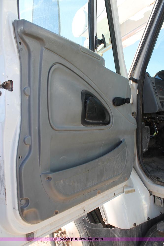 image for item J1319 2006 International 7300 bucket truck