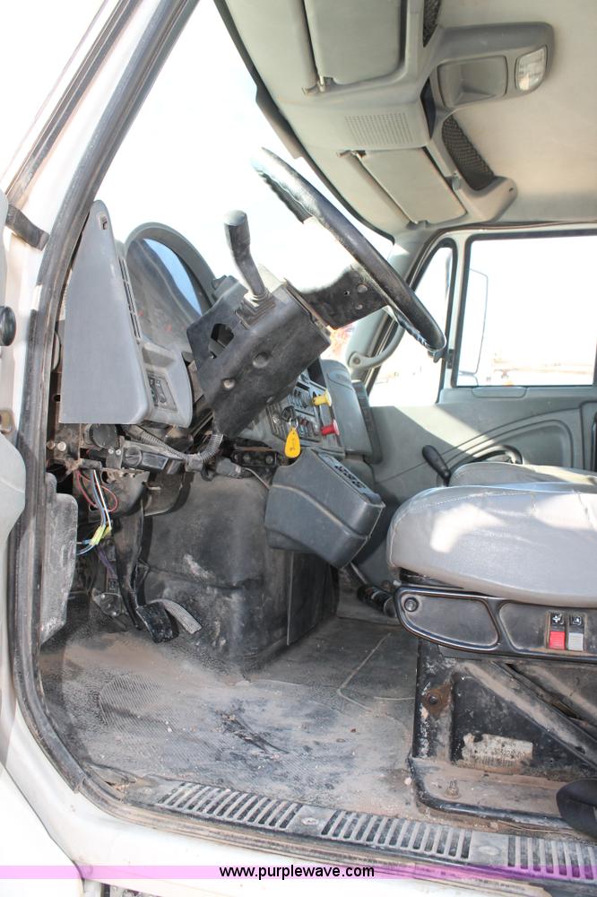 image for item J1319 2006 International 7300 bucket truck