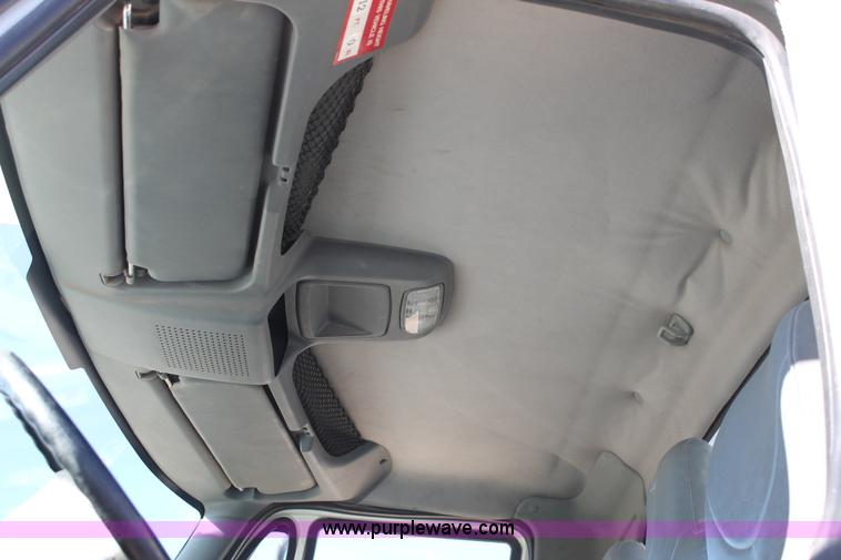 image for item J1319 2006 International 7300 bucket truck