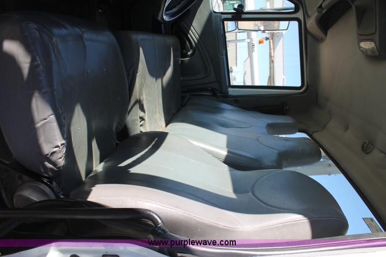 image for item J1319 2006 International 7300 bucket truck