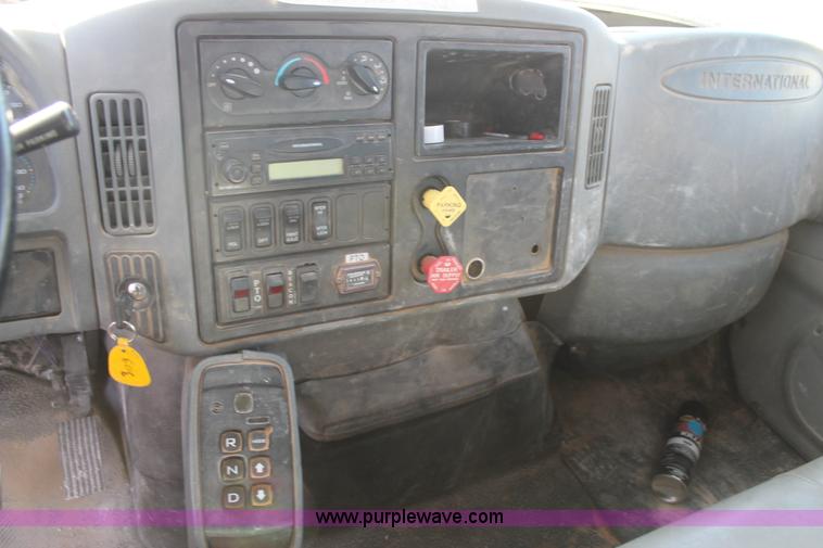 image for item J1319 2006 International 7300 bucket truck