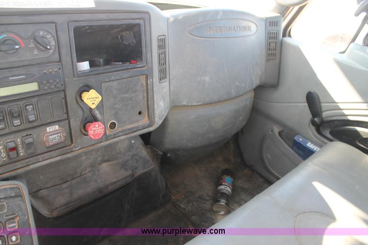 image for item J1319 2006 International 7300 bucket truck