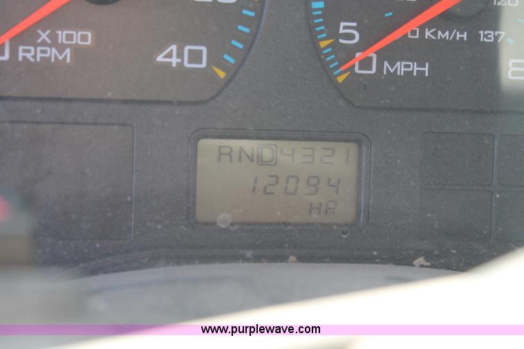 image for item J1319 2006 International 7300 bucket truck