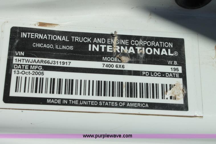 image for item J1319 2006 International 7300 bucket truck