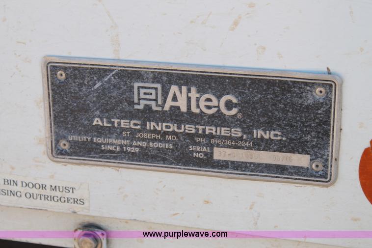 image for item J1319 2006 International 7300 bucket truck