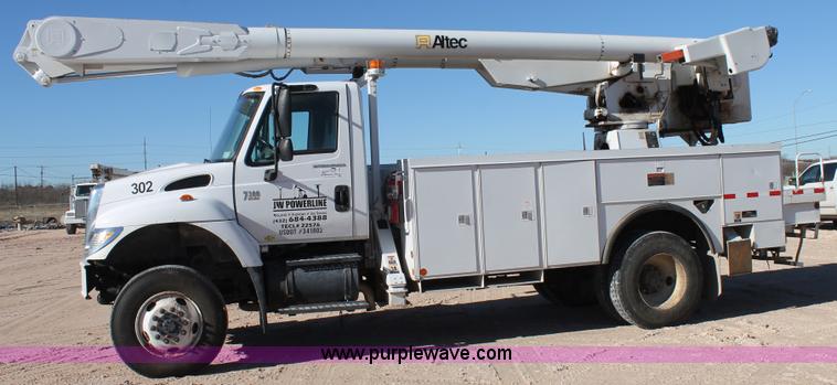 image for item J1320 2006 International 7300 bucket truck