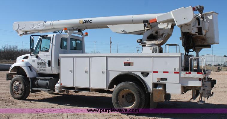 image for item J1320 2006 International 7300 bucket truck