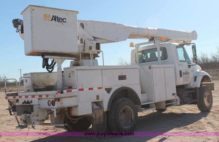 image for item J1320 2006 International 7300 bucket truck