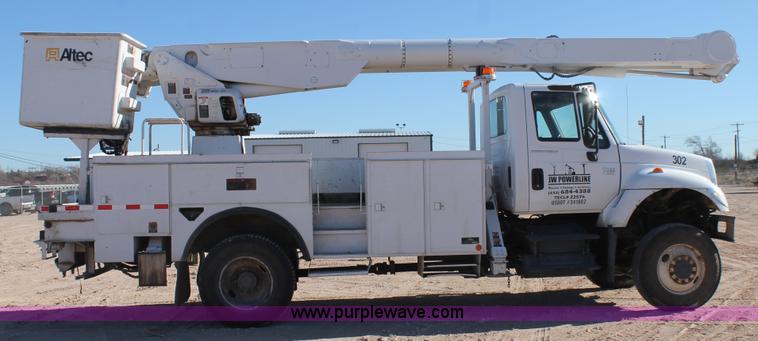 image for item J1320 2006 International 7300 bucket truck