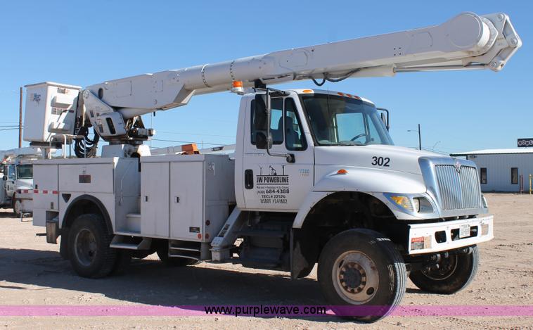 image for item J1320 2006 International 7300 bucket truck