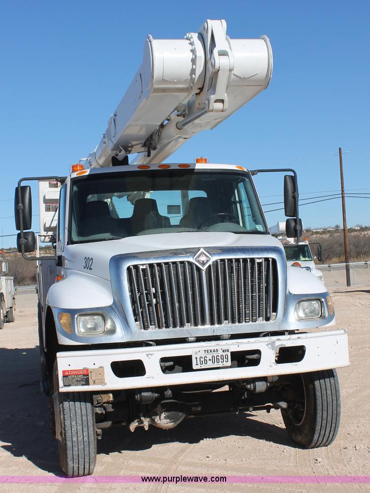 image for item J1320 2006 International 7300 bucket truck