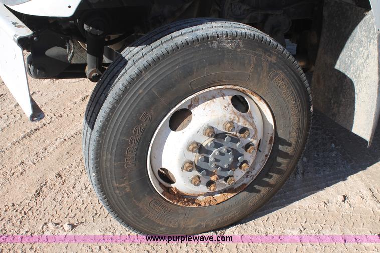 image for item J1320 2006 International 7300 bucket truck