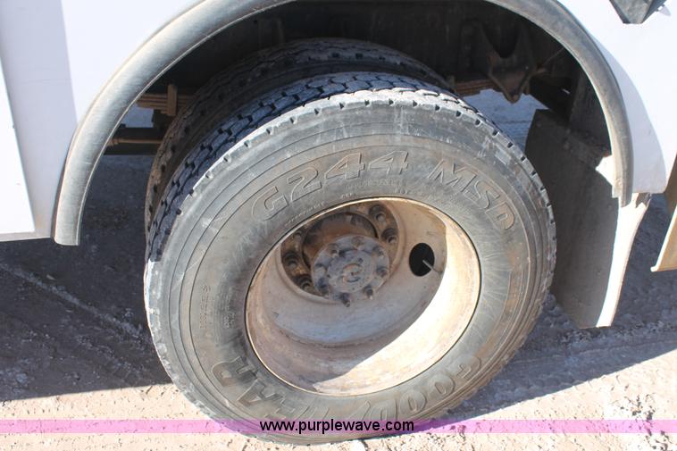 image for item J1320 2006 International 7300 bucket truck