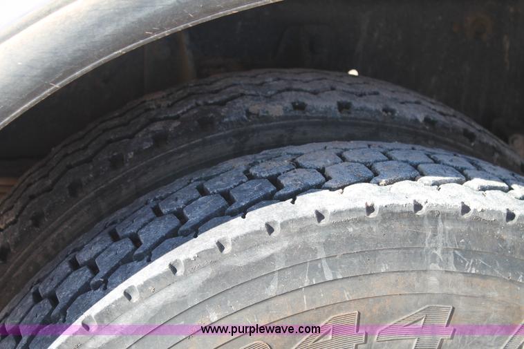 image for item J1320 2006 International 7300 bucket truck