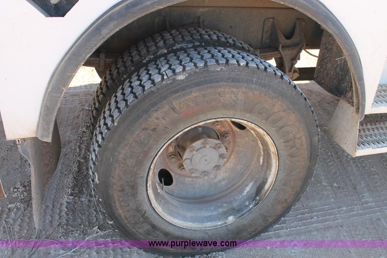 image for item J1320 2006 International 7300 bucket truck