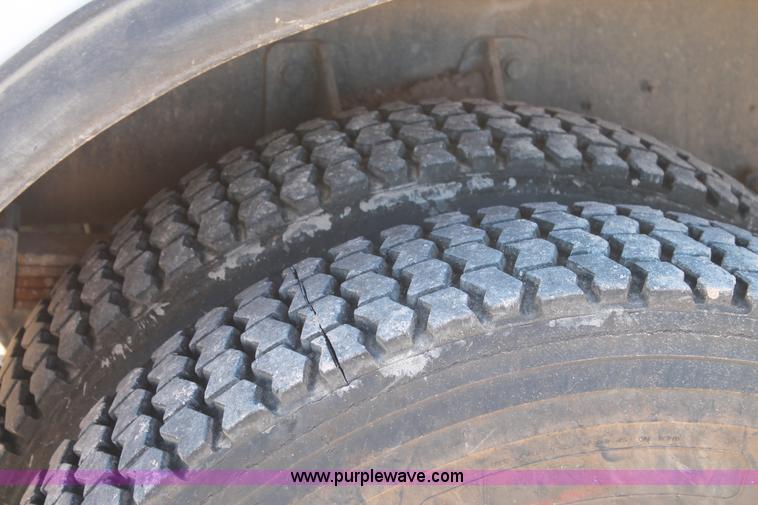 image for item J1320 2006 International 7300 bucket truck