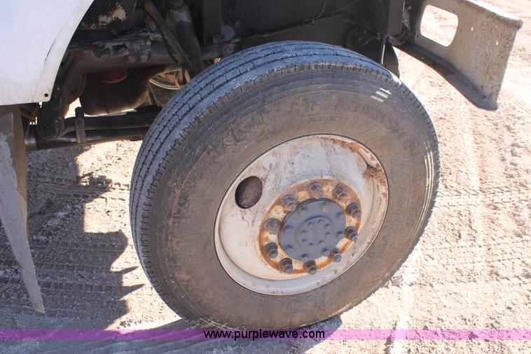 image for item J1320 2006 International 7300 bucket truck