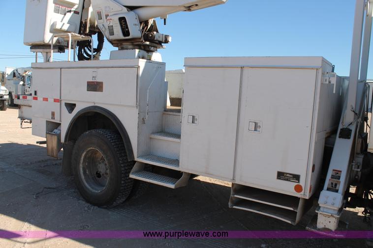 image for item J1320 2006 International 7300 bucket truck