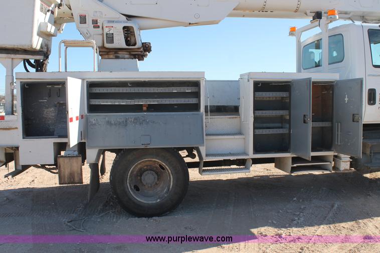 image for item J1320 2006 International 7300 bucket truck
