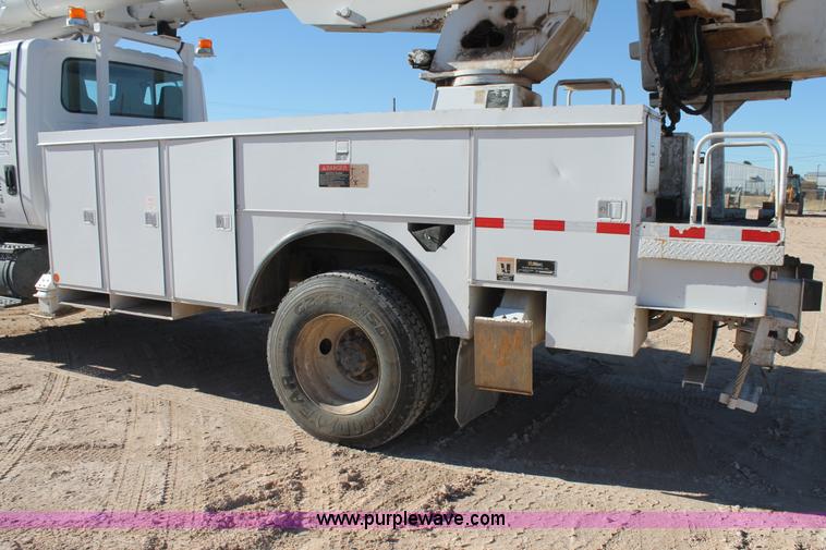 image for item J1320 2006 International 7300 bucket truck