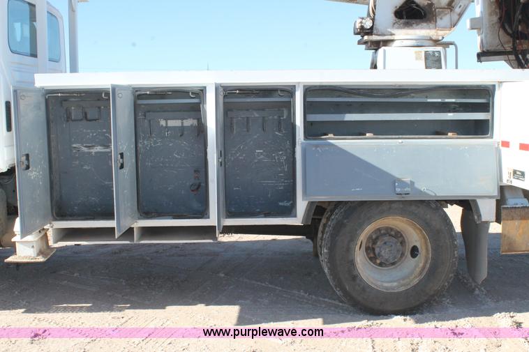 image for item J1320 2006 International 7300 bucket truck