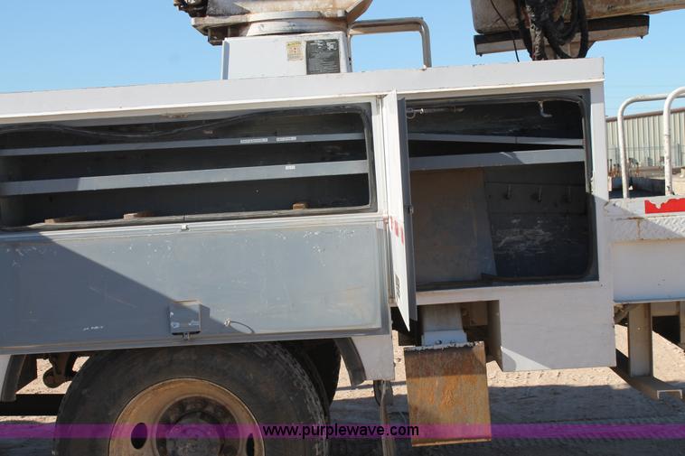 image for item J1320 2006 International 7300 bucket truck