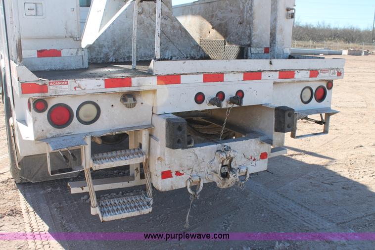 image for item J1320 2006 International 7300 bucket truck