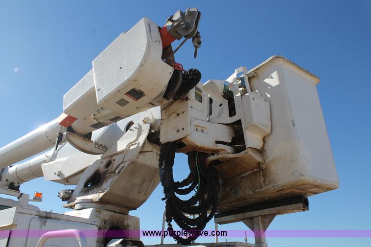 image for item J1320 2006 International 7300 bucket truck