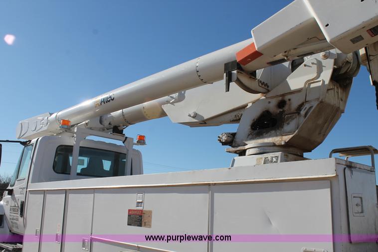 image for item J1320 2006 International 7300 bucket truck