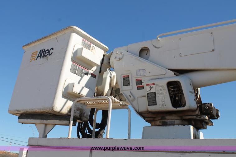image for item J1320 2006 International 7300 bucket truck