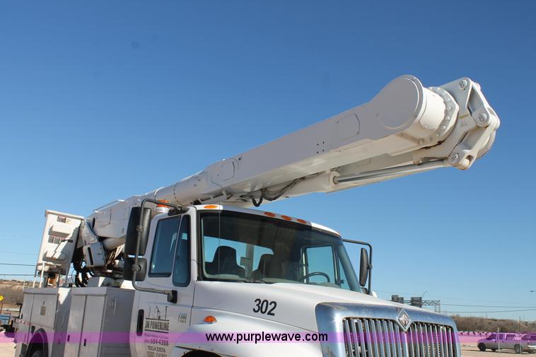image for item J1320 2006 International 7300 bucket truck