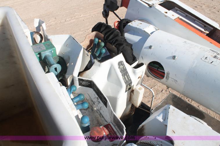 image for item J1320 2006 International 7300 bucket truck