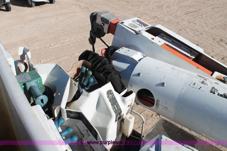 image for item J1320 2006 International 7300 bucket truck