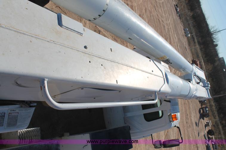 image for item J1320 2006 International 7300 bucket truck