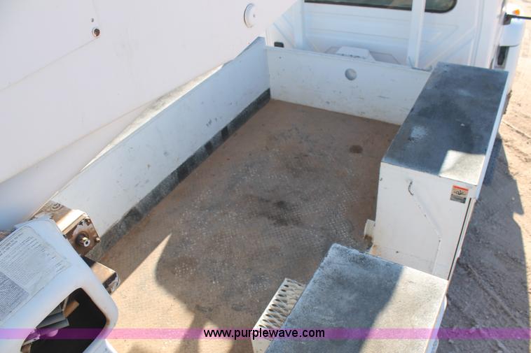 image for item J1320 2006 International 7300 bucket truck
