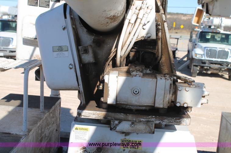 image for item J1320 2006 International 7300 bucket truck