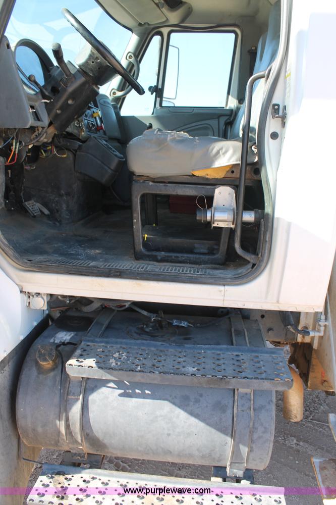image for item J1320 2006 International 7300 bucket truck