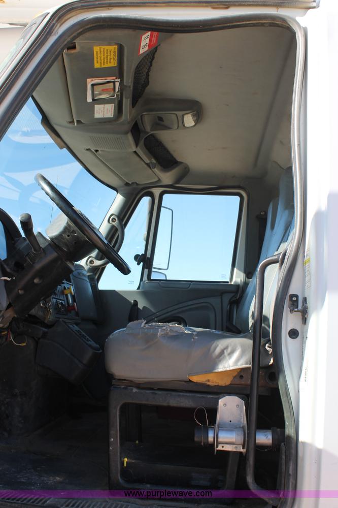 image for item J1320 2006 International 7300 bucket truck
