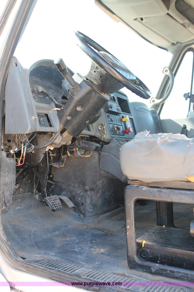 image for item J1320 2006 International 7300 bucket truck