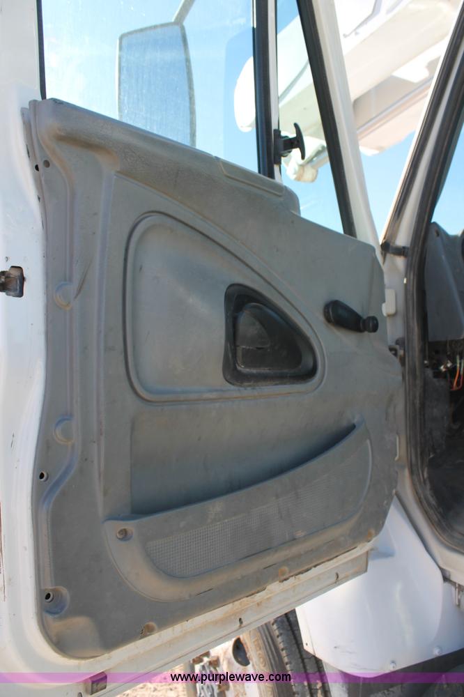 image for item J1320 2006 International 7300 bucket truck