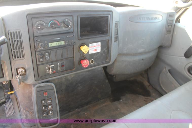 image for item J1320 2006 International 7300 bucket truck