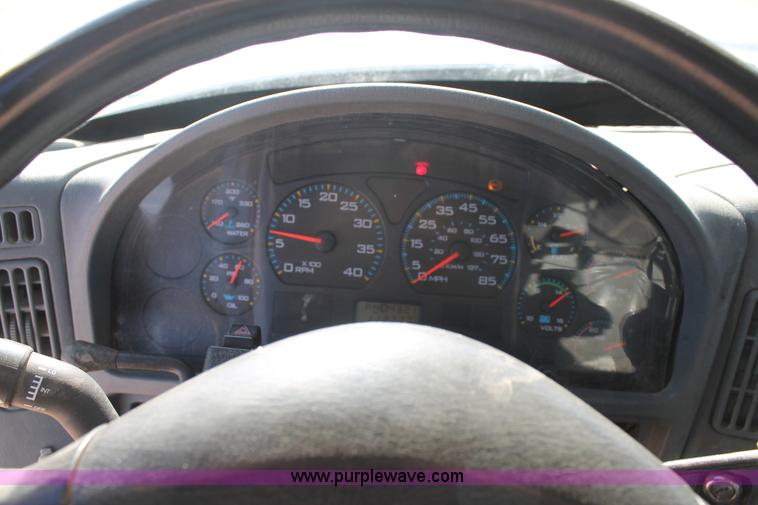 image for item J1320 2006 International 7300 bucket truck